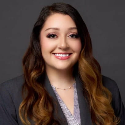 Headshot of Laurie De La Cruz.
